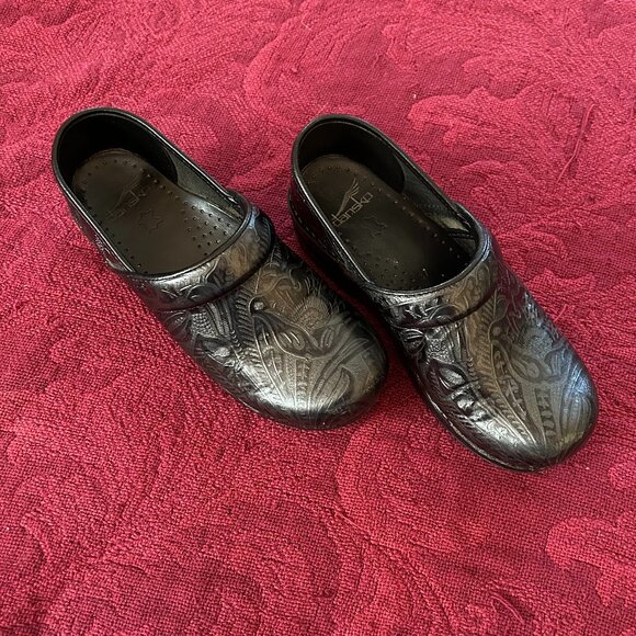 Black Dansko Clogs with etched paisley design, Womens size 37 (EUR) 7 (US) - Picture 1 of 8